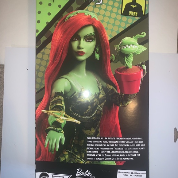 2024 BARBIE SIGNATURE POISON IVY COLLECTOR DOLL BATMAN 85TH ANNIVERSARY HRM51 - Picture 3 of 3